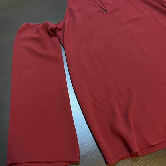 Tobi maroon chiffon top with shoulder cutouts sz XS - Picture 8 of 12